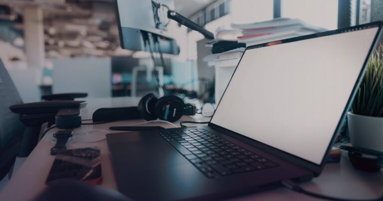 Poste de travail prêt pour une nouvelle recrue avant son onboarding